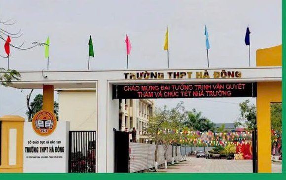 Cổng Trường THPT Hà Đông được trang trí cờ hoa