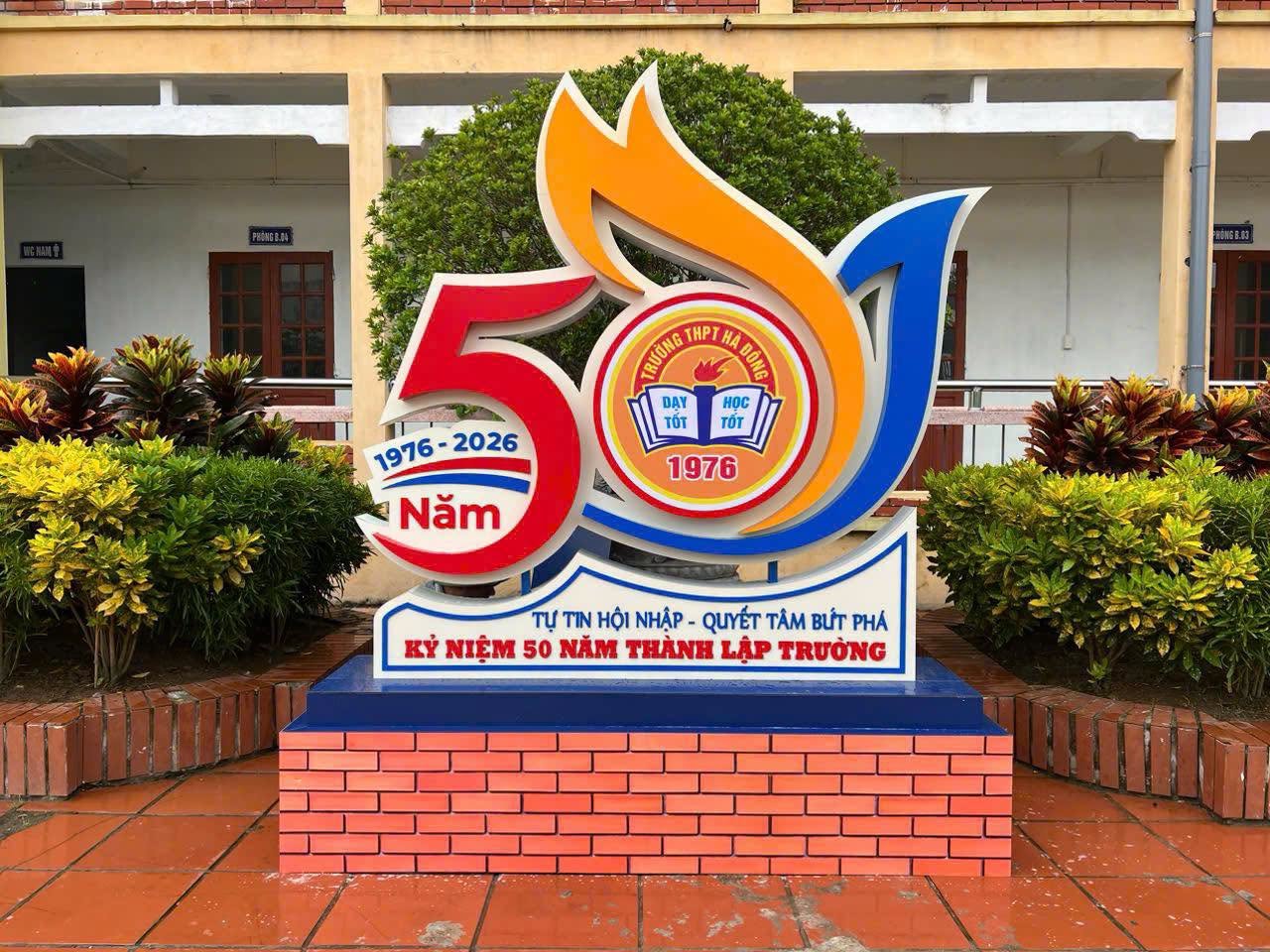 Cụm biểu tượng 50 năm thành lập Trường THPT Hà Đông, đặt tại sân trường
